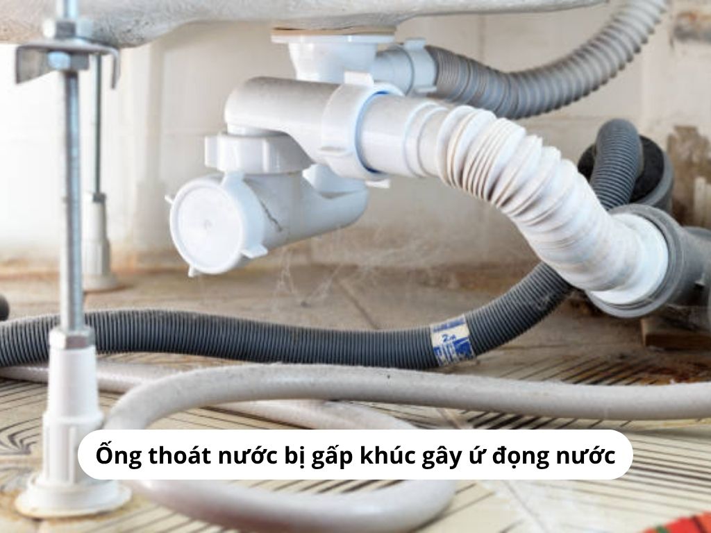 ống thoát nước bị gấp khúc gây ứ đọng nước