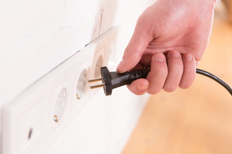 Cắm lại giắc cắm của bếp từ khi mã lỗi “E0” xuất hiện là do giắc bị lỏng